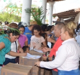 El Presidente municipal, Mtro. Timoteo Arce Solís, acompañado de la señora Rosita Jaimes López, realizan entrega de "Desayunos para Niños no Escolarizados" a menores de 5 años.