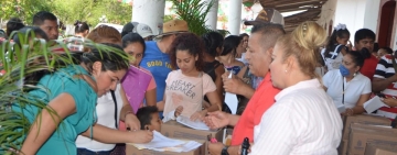 El Presidente municipal, Mtro. Timoteo Arce Solís, acompañado de la señora Rosita Jaimes López, realizan entrega de "Desayunos para Niños no Escolarizados" a menores de 5 años.