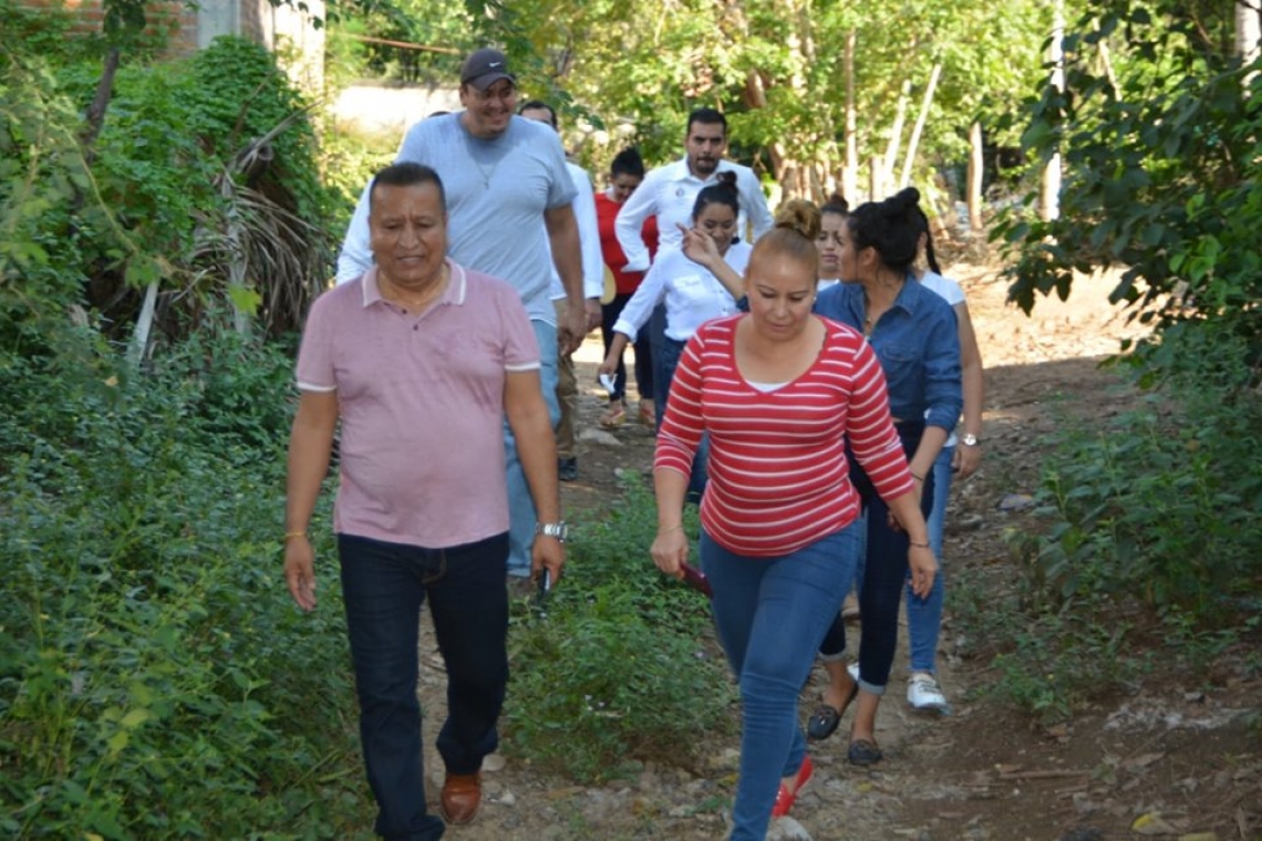 Acompañado de la señora Rosita Jaimes López y de integrantes de la Administración Pública, el Presidente Municipal, Mtro.Timoteo Arce Solís, hacen entrega de "Despensas Familiares Gratuitas" a pobladores de Los Tules.