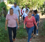 Acompañado de la señora Rosita Jaimes López y de integrantes de la Administración Pública, el Presidente Municipal, Mtro.Timoteo Arce Solís, hacen entrega de "Despensas Familiares Gratuitas" a pobladores de Los Tules.