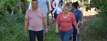 Acompañado de la señora Rosita Jaimes López y de integrantes de la Administración Pública, el Presidente Municipal, Mtro.Timoteo Arce Solís, hacen entrega de "Despensas Familiares Gratuitas" a pobladores de Los Tules.