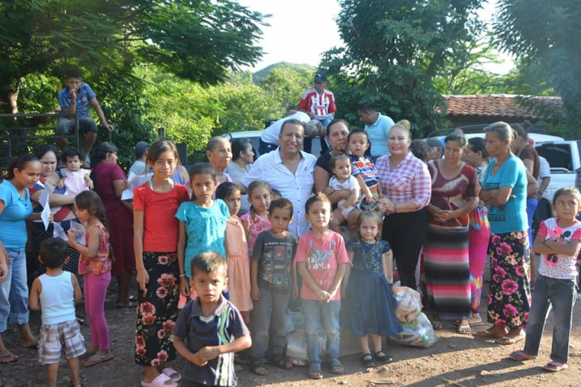 El Presidente municipal, Tmoteo Arce Solís, acompañado de la señora Rosita Jaimes López, hacen entrega de "Despensas y Desayunos Calientes" para niños menores de 5 años de edad, en las comunidades de: La Cañada, El Pinzán y la Florida.