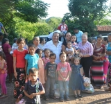 El Presidente municipal, Tmoteo Arce Solís, acompañado de la señora Rosita Jaimes López, hacen entrega de "Despensas y Desayunos Calientes" para niños menores de 5 años de edad, en las comunidades de: La Cañada, El Pinzán y la Florida.