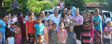 El Presidente municipal, Tmoteo Arce Solís, acompañado de la señora Rosita Jaimes López, hacen entrega de "Despensas y Desayunos Calientes" para niños menores de 5 años de edad, en las comunidades de: La Cañada, El Pinzán y la Florida.